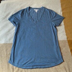 <3 Athleta L Size V Neck Athletic Shirt